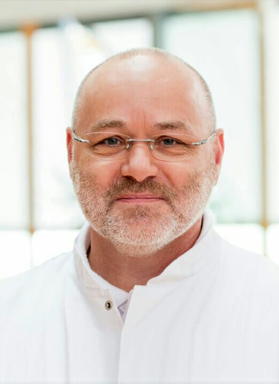 Joachim Bleeck - Facharzt für Orthopädie<br />
Facharzt für Orthopädie und Unfallchirurgie,<br />
Spezielle Orthopädische Chirurgie,<br />
Spezielle Unfallchirurgie,<br />
Notfallmedizin, Sportmedizin, Sozialmedizin,<br />
Chirotherapie, Manuelle Medizin,<br />
Physikalische Therapie und Balneologie